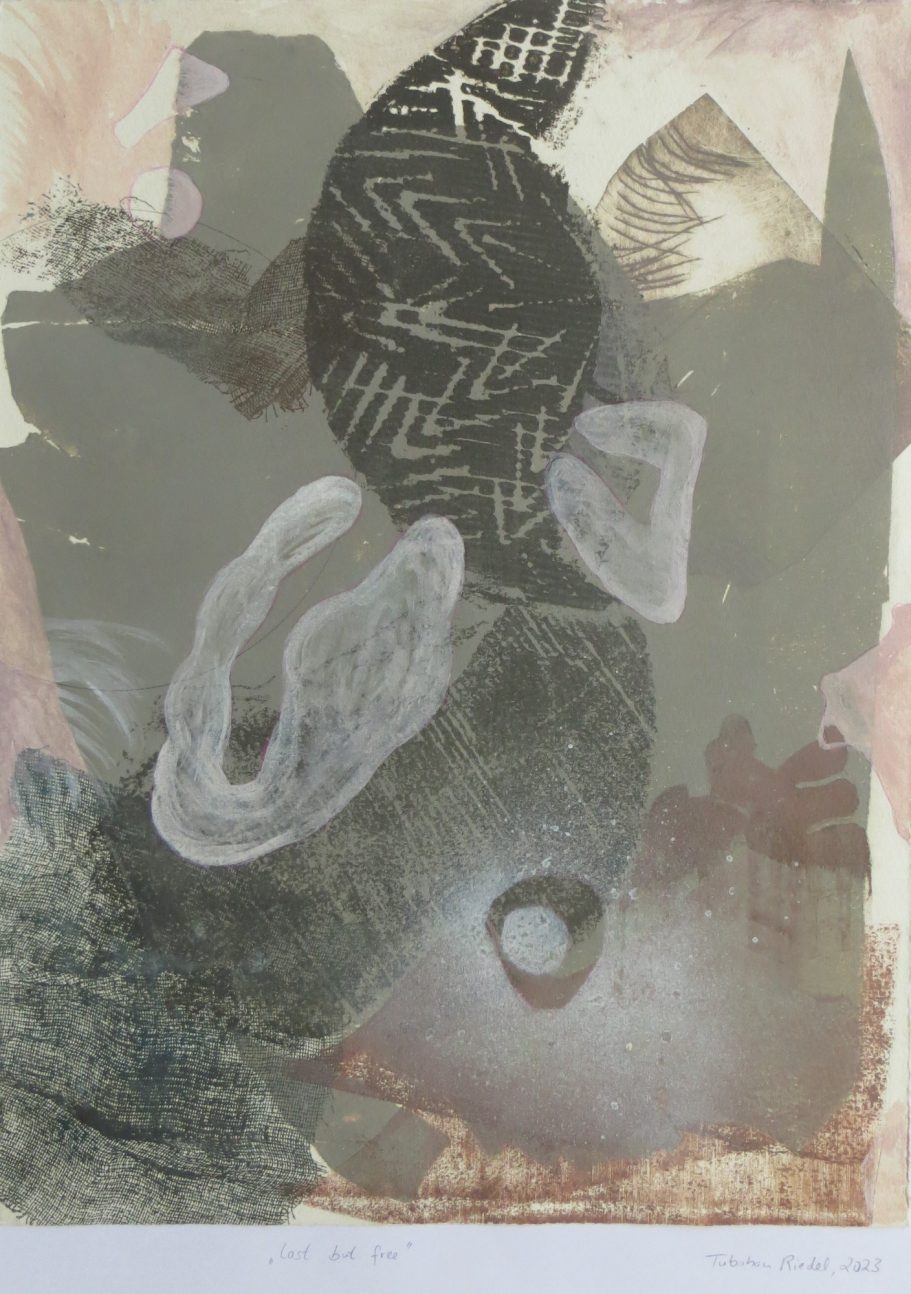 „lost but free" 45 × 65 cm, Materialdruck und Zeichnung auf Büttenpapier, 2023 Abstrakte Komposition mit organischen Formen und erdigen Farbtönen.